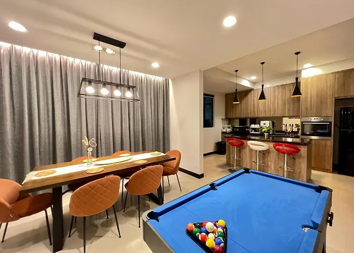 Tcvila2 5Br 17Pax Neartc Dinosaurland, Pooltable