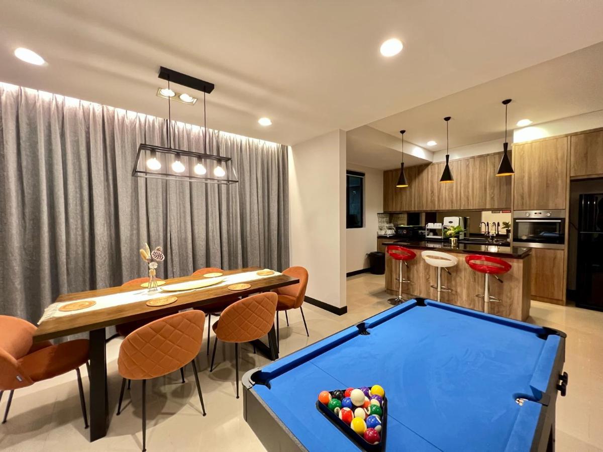 Tcvila2 5br 17pax Neartc Dinosaurland, Pooltable Holiday home *